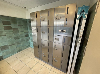 【その他共用部分】 | 共用エントランスには宅配BOXがあるので荷物の受け取りもスムーズに♪再配達の手間がかからないのが魅力♪
