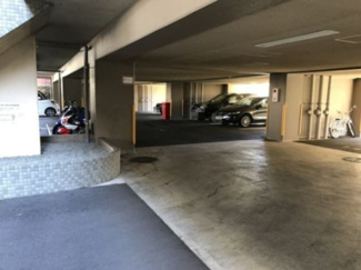 【駐車場】 | いつでも目の届く敷地内に駐車場があります♪屋内なので、雨の時の乗り降りもらくらく♪