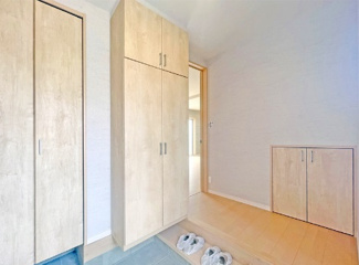 【玄関】 | 岐阜市鏡島新築分譲全10区画！太陽光発電システム搭載！ZEH住宅！耐震等級3・住宅性能評価書取得！ | 岐阜市鏡島新築分譲全10区画！太陽光発電システム搭載！ZEH住宅！耐震等級3・住宅性能評価書取得！