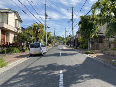 【前面道路含む現地写真】 | 京田辺市花住坂1丁目　中古戸建