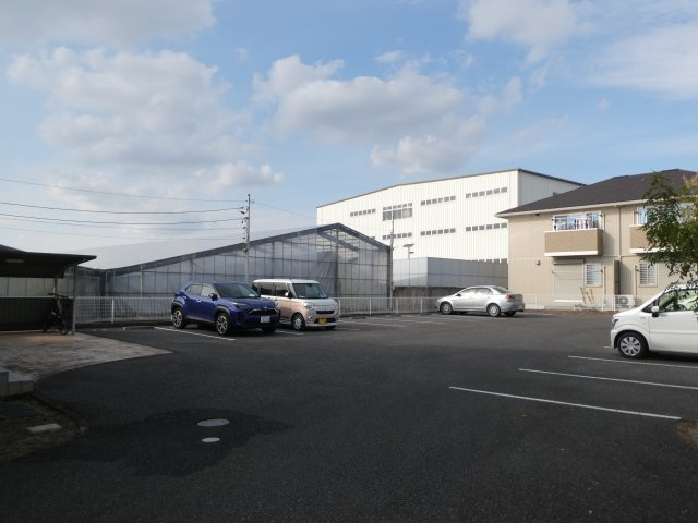 カーミー・芳川Bの駐車場