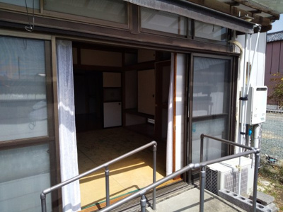 【外観】 | 藤岡市藤岡　中古戸建住宅(リフォーム向き) | 和室８帖の掃出しからの出入りも便利です。スロープが取り付けてあり安全に出入りできます。