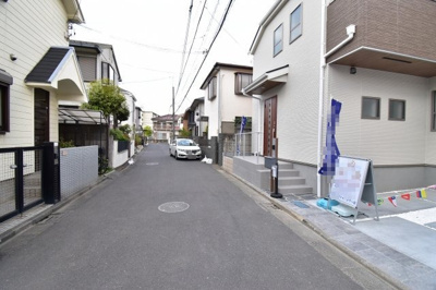 【前面道路含む現地写真】 | 三鷹市中原第4 | 前面道路公道5メートルあります。運転が苦手な奥様でも楽々駐車可能です。