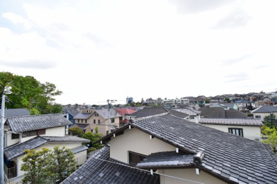 【展望】 | 三鷹市中原2丁目　新築戸建 | 景色を遮るものがないと、陽の光を長い時間浴びられます。空気も澄んでいるように感じますね。