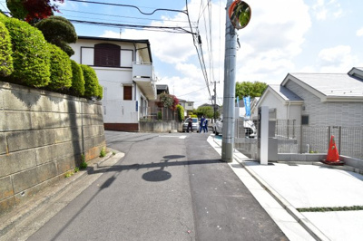 【前面道路含む現地写真】 | 三鷹市中原2丁目　新築戸建 | 前面道路は閑静な住宅地の通りとなるため、車通りは多くありません。 安心して車庫入れ可能。