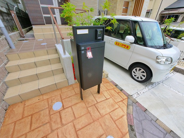 谷戸建Aのエントランス|落ち着いたエントランスです