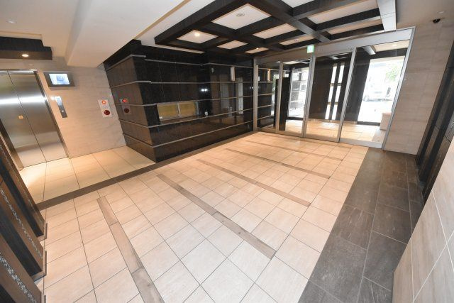 HRフロントリーガル難波WESTのエントランス