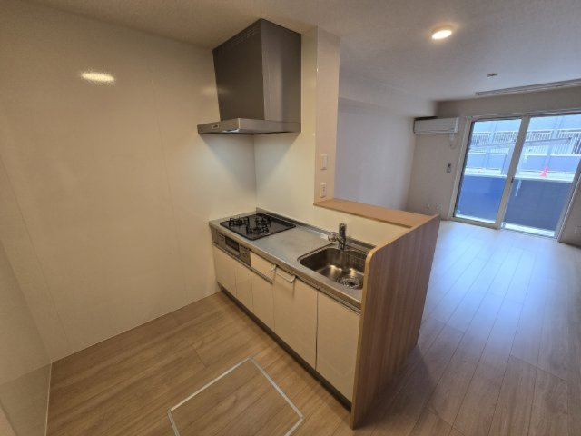 アリビオ向日町A棟のキッチン|会話が弾みお掃除しやすいカウンターキッチン。