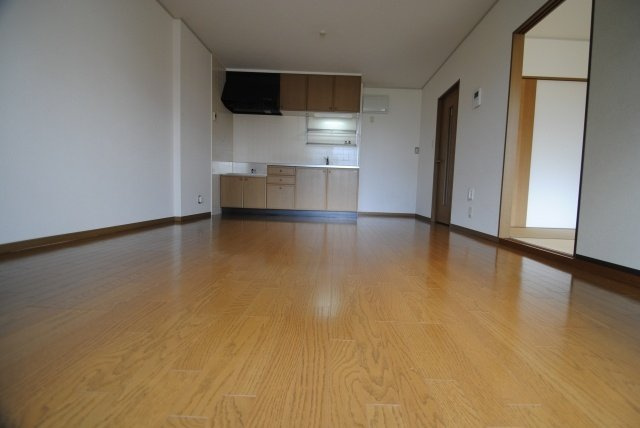 ハイネス迎野の居間・リビング|使いやすい居間です