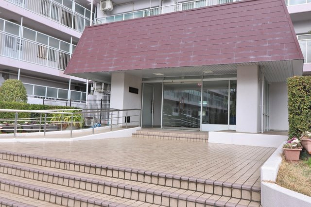 伊丹市池尻１丁目の中古マンションのエントランス