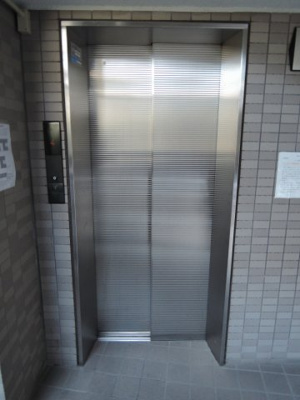 【その他共用部分】 | ワコーレ横浜根岸 | お買い物時やベビーカーの出し入れに便利なエレベーター付です。