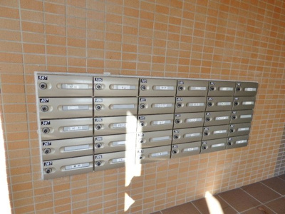 【その他共用部分】 | 際波フォレストウィンズ | ダイヤルロック式の郵便受け。片手で開けられて施錠もかんたん。