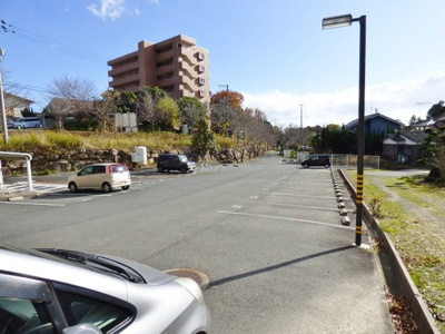 【駐車場】 | 際波フォレストウィンズ | 広い駐車場。外灯もありますので夜でも安心。