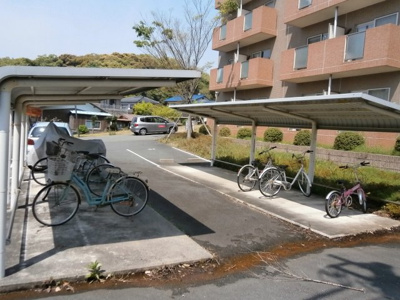 【その他共用部分】 | 際波フォレストウィンズ | 広い屋根付きの駐輪場。ゆったり停めることができます。