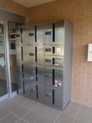 【その他共用部分】 | 際波フォレストウィンズ | 宅配ボックスあり。不在時間の多い方に便利です。