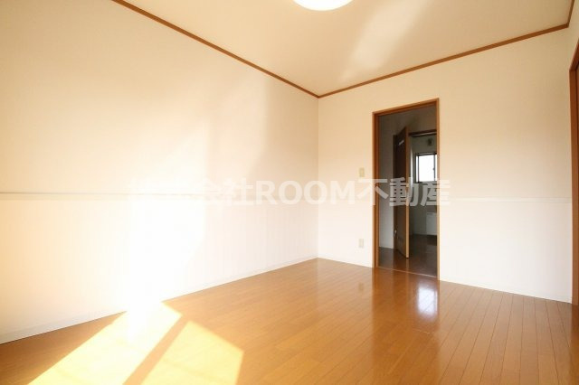 蓼池マンションルビィの寝室|広くて明るい寝室