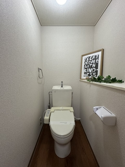 【トイレ】 | ライリッヒ・フーガ | 人気のバストイレ別です♪トイレが独立していると使いやすいですよね☆小物を置ける便利な棚やタオルハンガーも付いています♪温水洗浄便座は無償貸与です♪