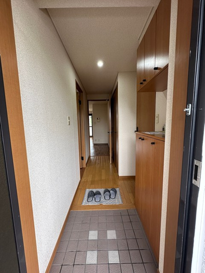 【玄関】 | ライリッヒ・フーガ | 玄関から室内への景観です！右手にトイレ、左手に洋室4.7帖のお部屋、正面にリビングダイニングキッチンがあります♪