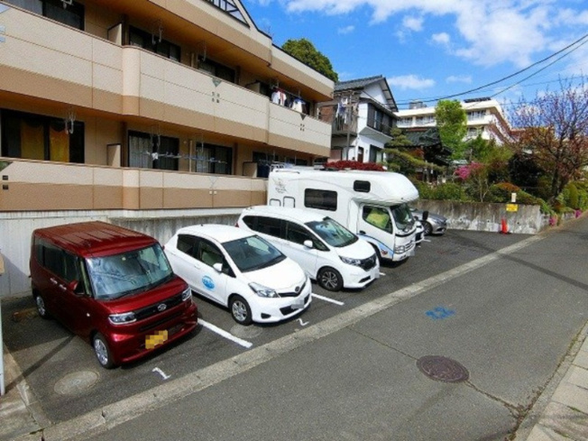 【駐車場】 | ライリッヒ・フーガ | いつでも目の届く敷地内に駐車場があります♪お車をお持ちのファミリーさんにオススメです☆
