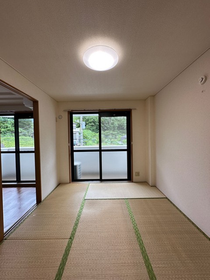 【和室】 | ライリッヒ・フーガ | 南向き和室6帖☆バルコニーに繋がるお部屋です！和室は冬場はコタツでほっこり♪夏は意外と涼しくて使い勝手がいいんですよ♪