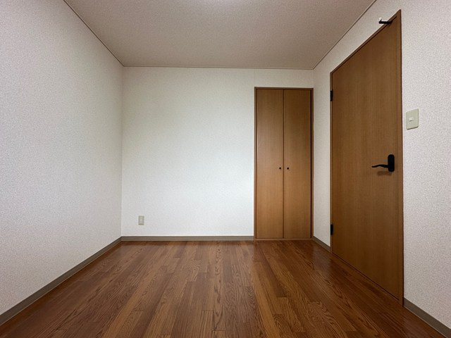 【洋室】 | ライリッヒ・フーガ | 洋室4.7帖☆クローゼットがあります♪お洋服の多い方もお部屋が片付いて快適に過ごせますね♪