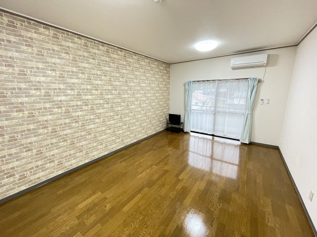 マンションDISCUSの居間・リビング|広々とした洋室はベッドを置いても余裕があります