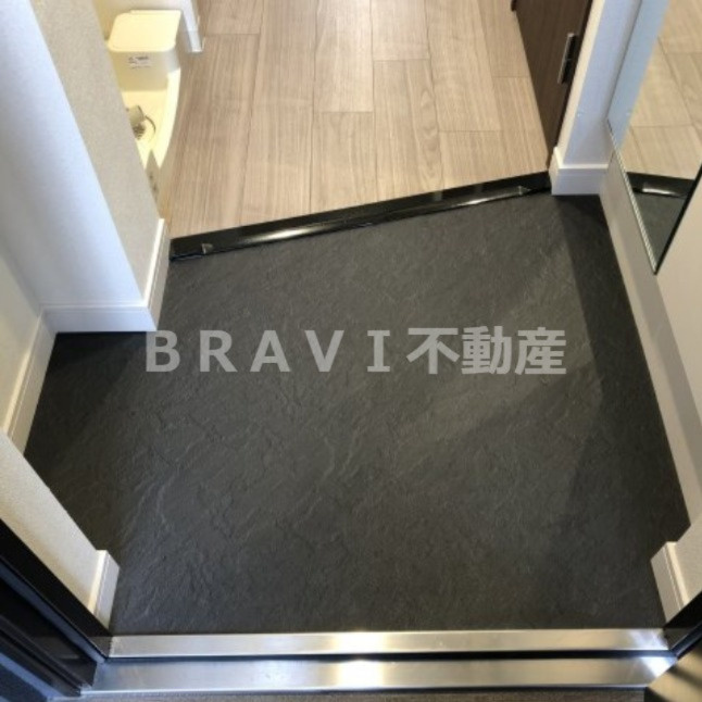 プレサンス堺筋本町センティス　BRAVI不動産の玄関|【プレサンス堺筋本町センティス】収納もある玄関です