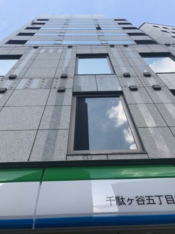 新宿明治通りビルの外観