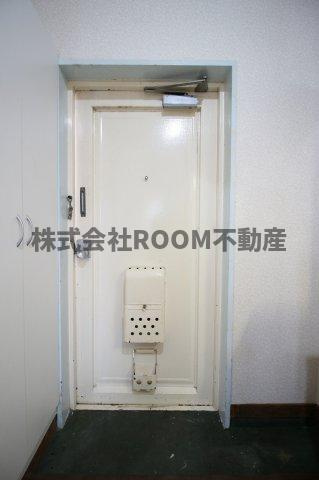 第3年見マンションのエントランス|収納もある玄関です