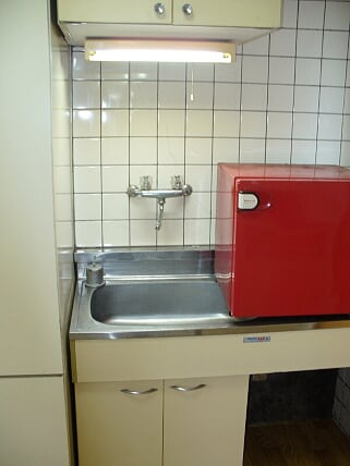 メディカルコーポⅡ【10,000円キャッシュバック対象物件】のキッチン|コンパクトなキッチンで掃除もラクラク