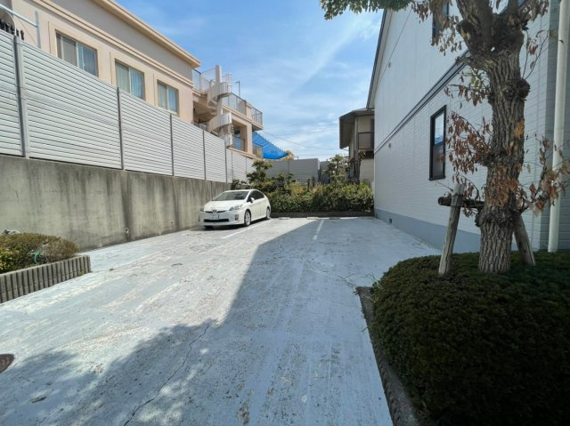 メゾン桃山台の駐車場