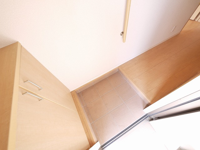 マーベラスコートⅠ・Ⅱの玄関|明るい玄関です