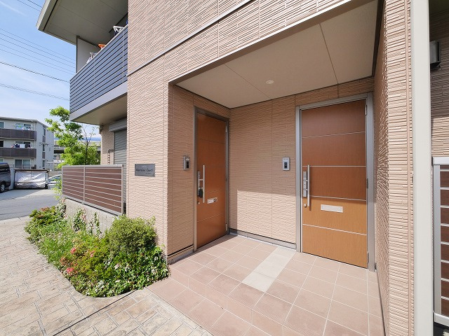 マーベラスコートⅠ・Ⅱのその他|玄関外になります。