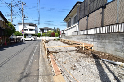 【駐車場】 | 立川市若葉町Ⅱ期 | 前面道路は閑静な住宅地の通りとなるため、車通りは多くありません。 安心して車庫入れ可能。