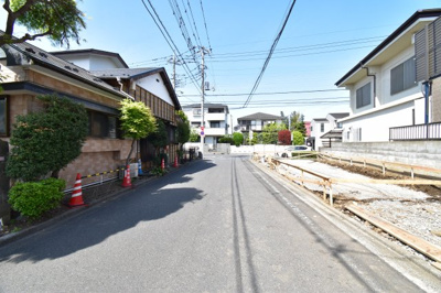 【前面道路含む現地写真】 | 立川市若葉町Ⅱ期 | 前面道路公道5.4メートルあります。運転が苦手な奥様でも楽々駐車可能です。