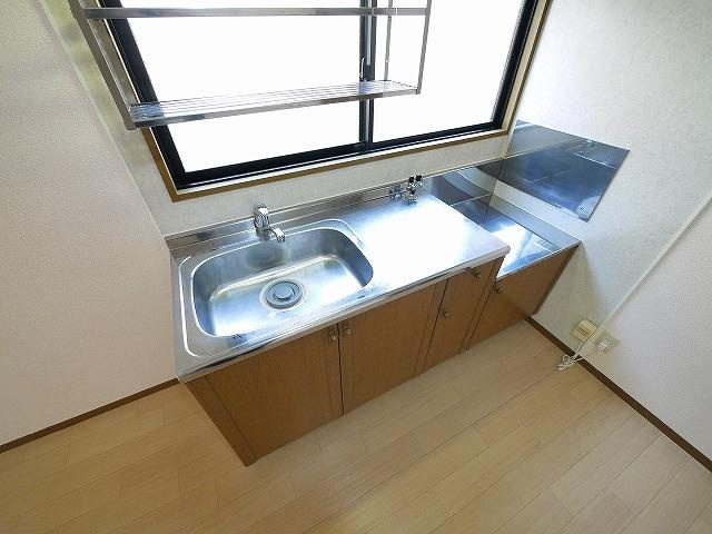 セジュール咲のキッチン|窓があり、換気のしやすいキッチンです