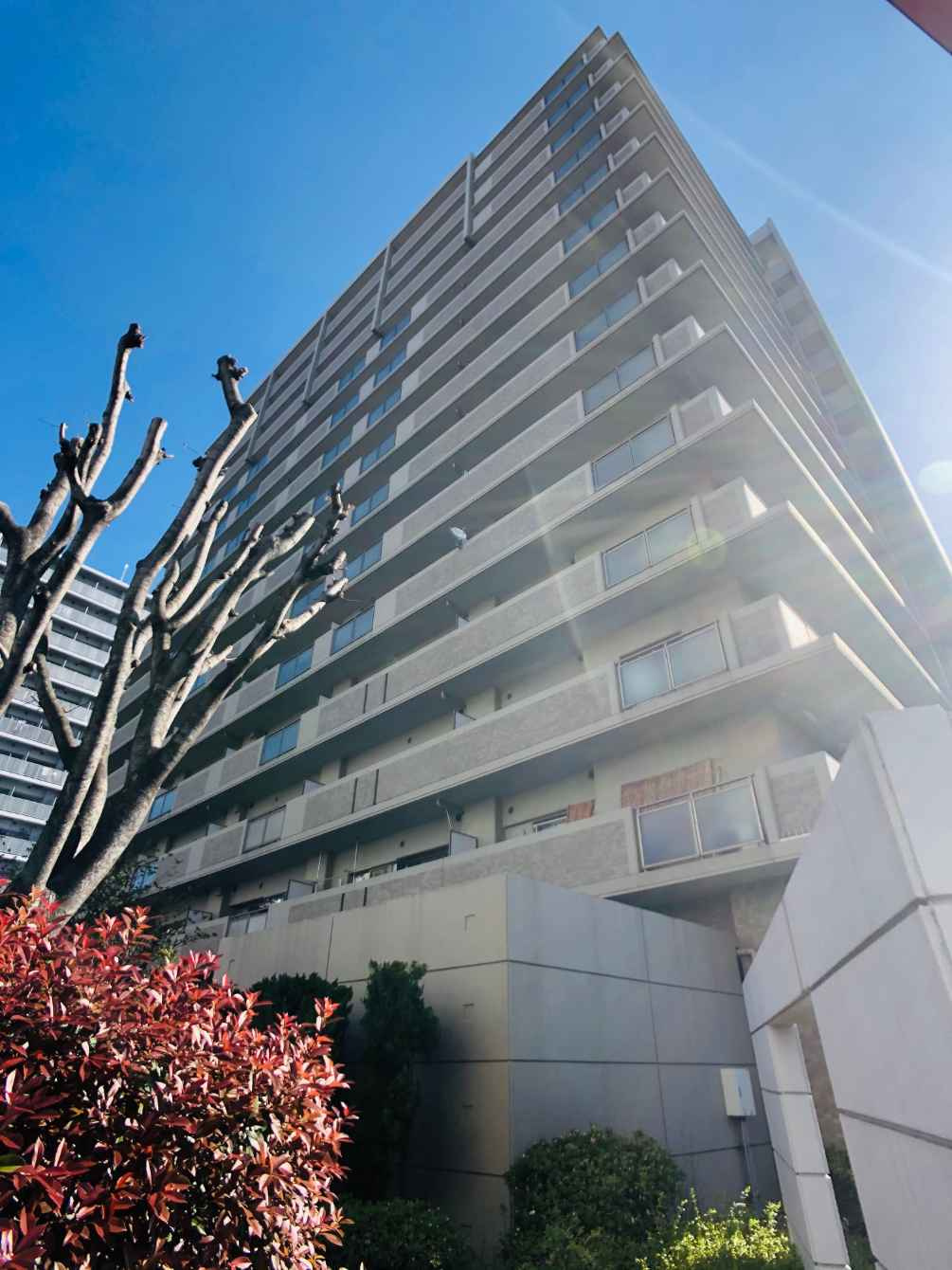 ローレルコート関目の外観|平成9年築のマンション。綺麗にお手入れがなされています。