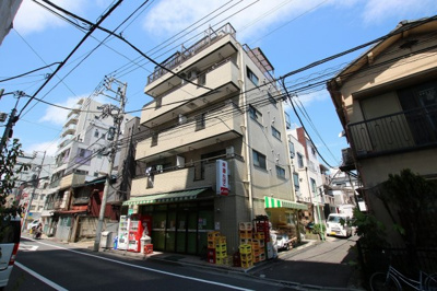 【外観】 | コーポ吉村 | コーポ吉村　鉄筋コンクリート造の6階建て外観タイル張りマンション。鶯谷駅から徒歩6分・入谷駅から徒歩8分・日暮里駅から徒歩11分。コンビニやスーパーなど近くで買い物便利。