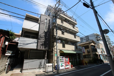 【外観】 | コーポ吉村 | コーポ吉村　鉄筋コンクリート造の6階建て外観タイル張りマンション。鶯谷駅から徒歩6分・入谷駅から徒歩8分・日暮里駅から徒歩11分。コンビニやスーパーなど近くで買い物便利。