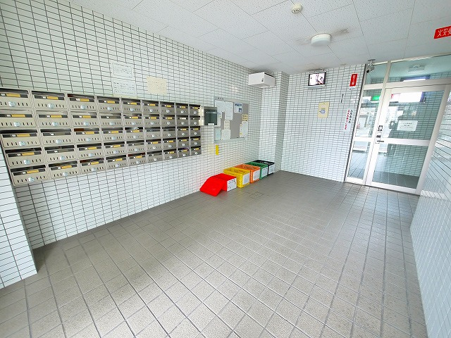 杉ヶ中町ビルのエントランス|オートロック付きで安心ですね。