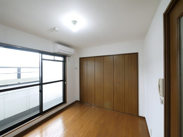 杉ヶ中町ビルの居間・リビング|明るい洋室です。