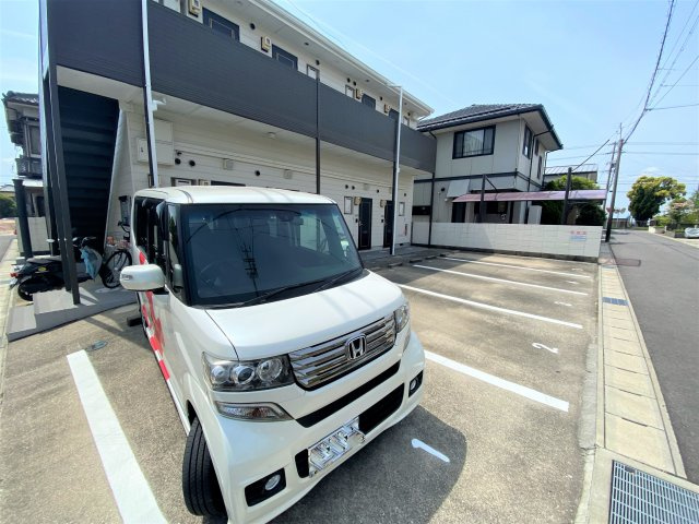 フォーレスト亀崎の駐車場