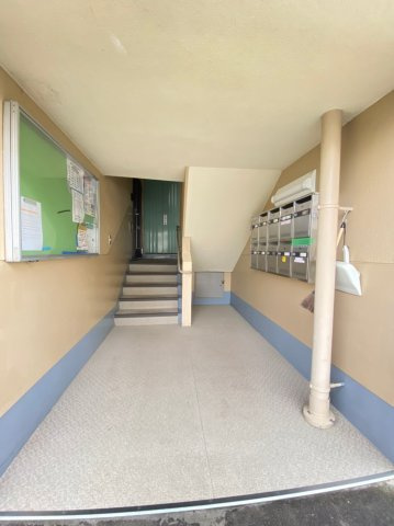 星陵台住宅１号棟のエントランス