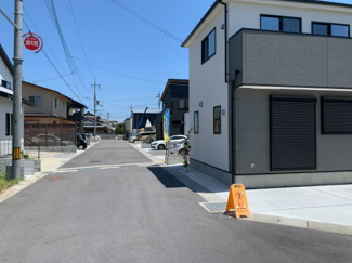 【前面道路含む現地写真】