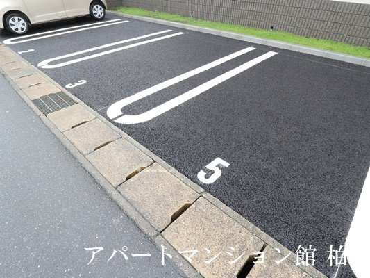 アヴェニール明原の駐車場