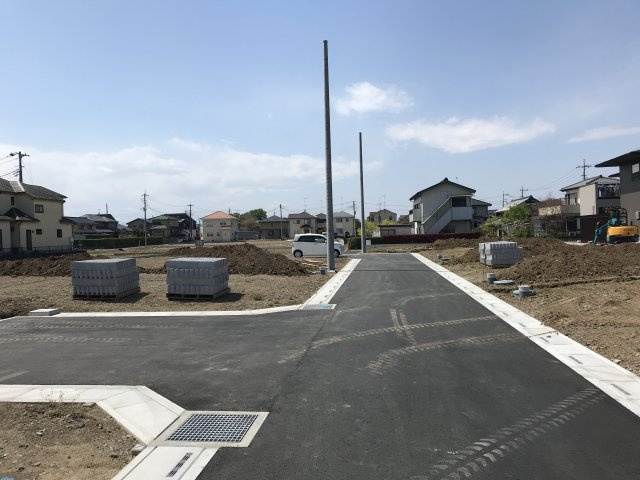 鴻巣市箕田の売地の前面道路含む現地写真|2021年４月９日　正午ごろ撮影　開発道路　