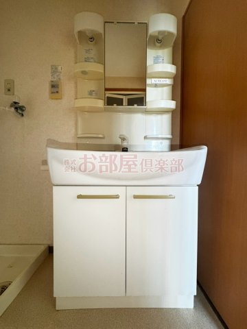 メゾンアンティムの洗面所|明るい洗面所です