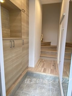 広島市安佐北区三入５丁目のアパートの玄関|大型シューズボックス