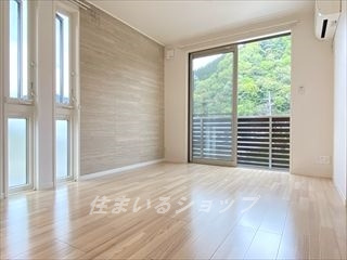 広島市安佐北区三入５丁目のアパートの居間・リビング|明るい角部屋・エアコン付き