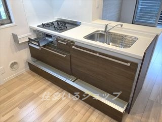 広島市安佐北区三入５丁目のアパートのキッチン|３口ガスコンロ・グリル付きシステムキッチン